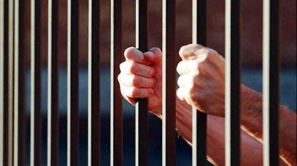 خلف القضبان خلف القضبان