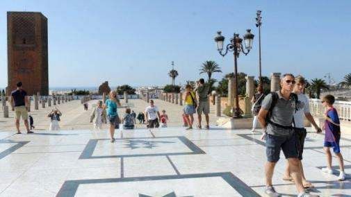 سياح يتجولون قرب صومعة حسان سياح يتجولون قرب صومعة حسان