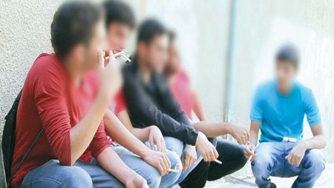 تلاميذ يدخنون تلاميذ يدخنون