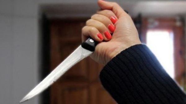 امرأة تطعن امرأة تطعن