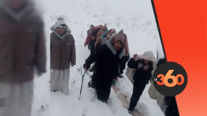 cover Video - Le360.ma • مواطنون بأزيلال يكسرون حصار الثلوج بحثا عن الأكل والدفء cover Video - Le360.ma • مواطنون بأزيلال يكسرون حصار الثلوج بحثا عن الأكل والدفء