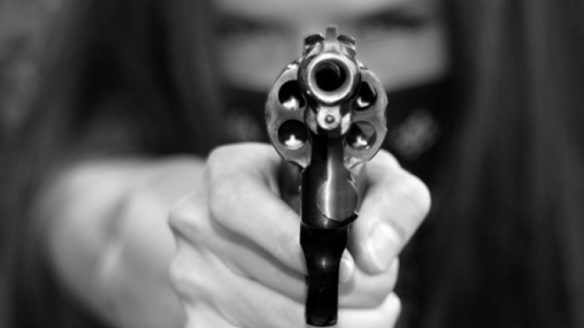مسدس امرأة مسدس امرأة