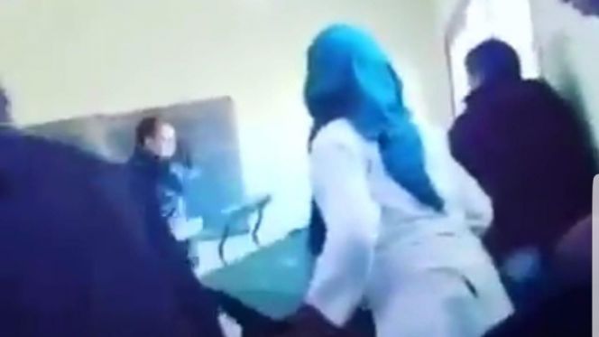 أستاذ يعنف تلميذته أستاذ يعنف تلميذته