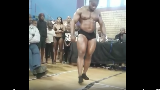 Vidéo. Un bodybuilder professionnel sud-africain meurt en se brisant la nuque (images choquantes) Vidéo. Un bodybuilder professionnel sud-africain meurt en se brisant la nuque (images choquantes)