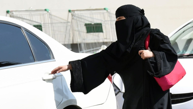 Saoudienne avec voiture Saoudienne avec voiture