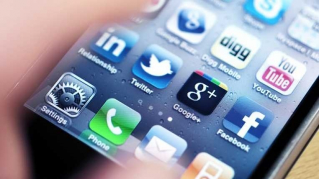 Ecran téléphone réseaux sociaux Ecran téléphone réseaux sociaux