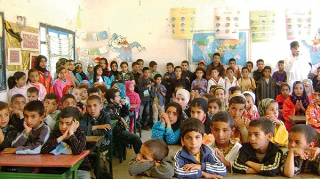Ecole publique classe surpeuplée Ecole publique classe surpeuplée