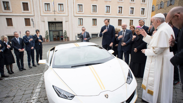 Le pape et sa Lamborghini Le pape et sa Lamborghini