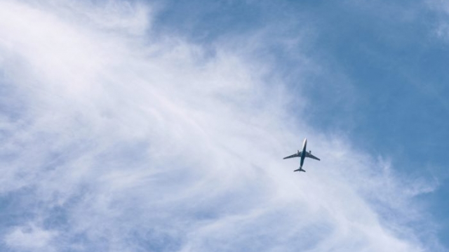 Avion au milieu du ciel Avion au milieu du ciel