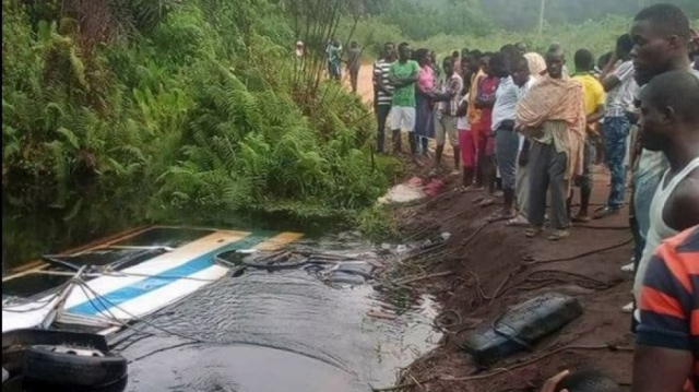 Côte d'Ivoire: un bus finit sa course dans une rivière et fait plusieurs morts Côte d'Ivoire: un bus finit sa course dans une rivière et fait plusieurs morts
