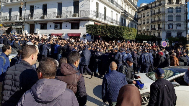Algérie: des milliers de médecins bravent les forces de l'ordre dans les rues d'Alger Algérie: des milliers de médecins bravent les forces de l'ordre dans les rues d'Alger
