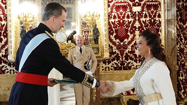 Karima Benyaich, ambassadeur du Maroc en Espagne et le roi Felipe VI d’Espagne. Karima Benyaich, ambassadeur du Maroc en Espagne et le roi Felipe VI d’Espagne.
