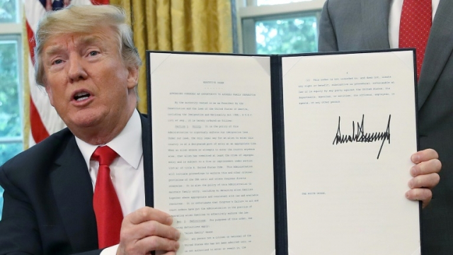 Donald Trump signant un décret mettant fin à la séparation des familles de migrants Donald Trump signant un décret mettant fin à la séparation des familles de migrants