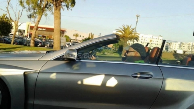 Le roi Mohammed VI en voiture Le roi Mohammed VI en voiture
