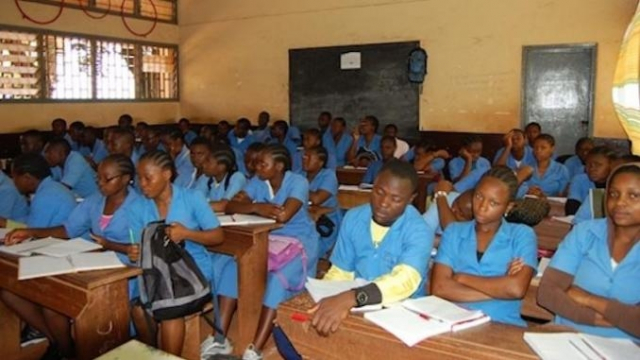 Cameroun: les élèves troquent l’uniforme scolaire pour celui de commerçant pendant les vacances Cameroun: les élèves troquent l’uniforme scolaire pour celui de commerçant pendant les vacances