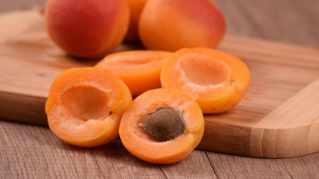 les amandes d'abricots les amandes d'abricots