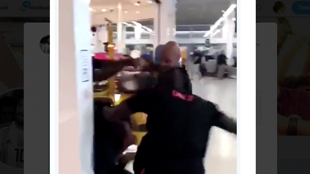 Vidéo. Les rappeurs Booba et Kaaris au cœur d'une violente bagarre à l'aéroport d'Orly Vidéo. Les rappeurs Booba et Kaaris au cœur d'une violente bagarre à l'aéroport d'Orly