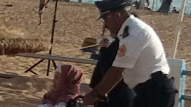 Policier en aide à une femme handicapée-1 Policier en aide à une femme handicapée-1