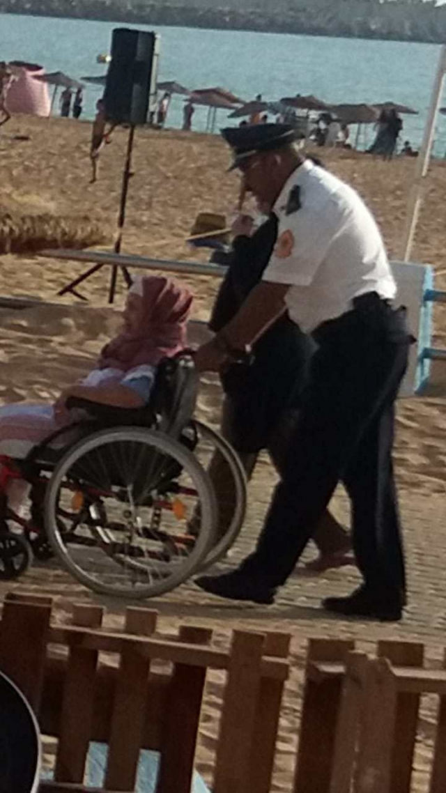 Policier en aide à une femme handicapée-2 Policier en aide à une femme handicapée-2