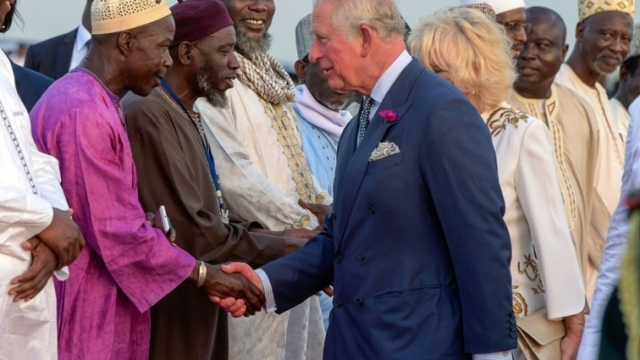 Gambie: le Prince Charles et la princesse Camilla entament leur tournée africaine Gambie: le Prince Charles et la princesse Camilla entament leur tournée africaine