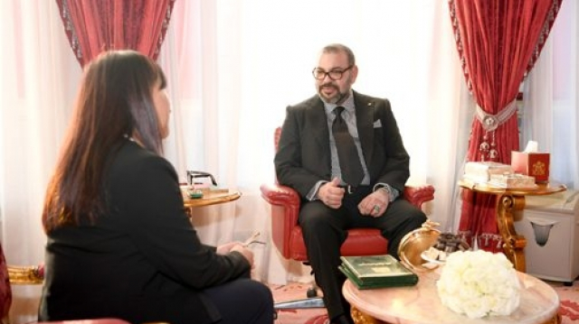 Le roi Mohammed VI et Amina Bouayach Le roi Mohammed VI et Amina Bouayach