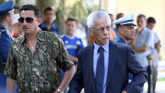 Algérie: Un ex-Premier ministre demande à l'armée de rester dans les casernes Algérie: Un ex-Premier ministre demande à l'armée de rester dans les casernes