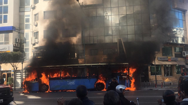 Un bus prend feu au Boulevard d'Anfa à Casablanca Un bus prend feu au Boulevard d'Anfa à Casablanca
