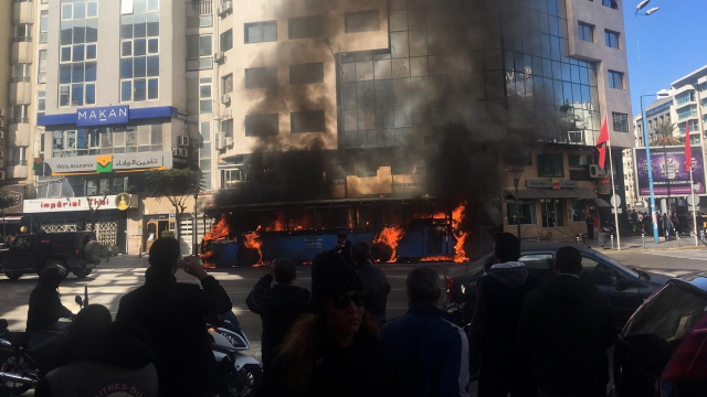 Un bus prend feu au Boulevard d'Anfa Un bus prend feu au Boulevard d'Anfa