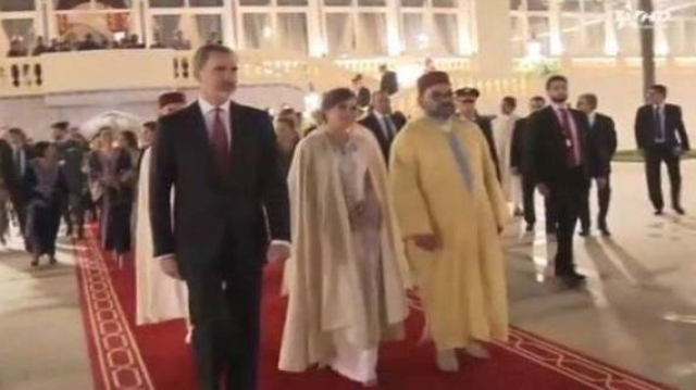 La reine d'Espagne portant le Selham du roi Mohammed VI. / Capture d'écran