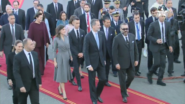 Cover_Vidéo: Arrivée au Maroc de Sa Majesté le Roi Felipe VI d'Espagne et de la Reine Dona Letizia Cover_Vidéo: Arrivée au Maroc de Sa Majesté le Roi Felipe VI d'Espagne et de la Reine Dona Letizia
