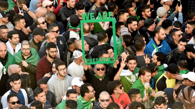 Algérie: une foule immense défile dans le centre d'Alger Algérie: une foule immense défile dans le centre d'Alger