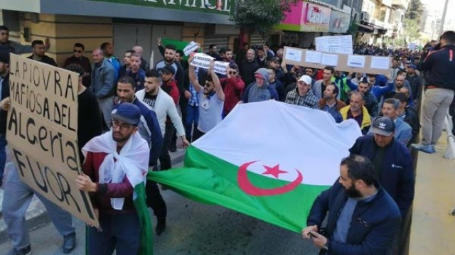 Des milliers d'Algériens manifestent contre un 5e mandat de Bouteflika Des milliers d'Algériens manifestent contre un 5e mandat de Bouteflika