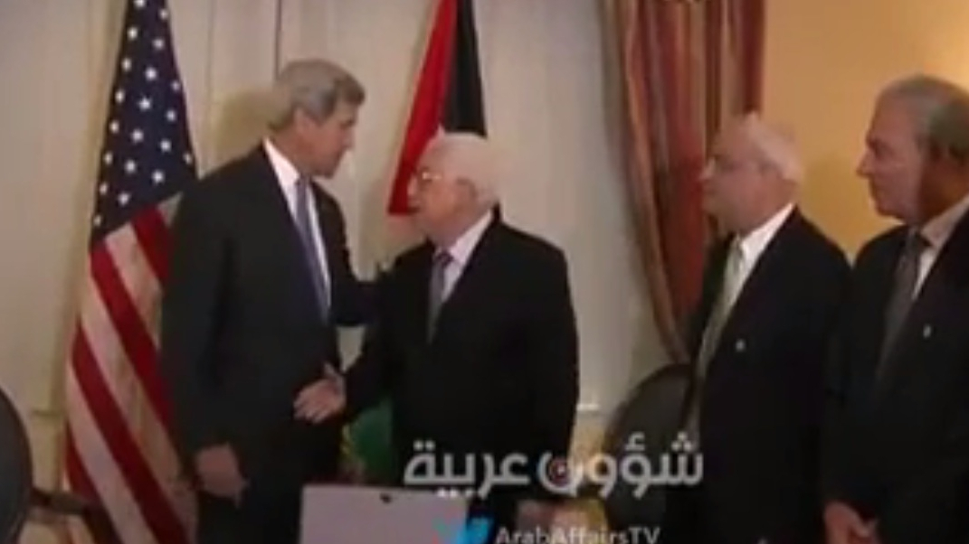Vidéo. John Kerry esquive délibérément une poignée de mains avec Mahmoud ... - Le360.ma