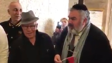 Vidéo. Des juifs marocains en train de chanter enflamment Vidéo. Des juifs marocains en train de chanter enflamment