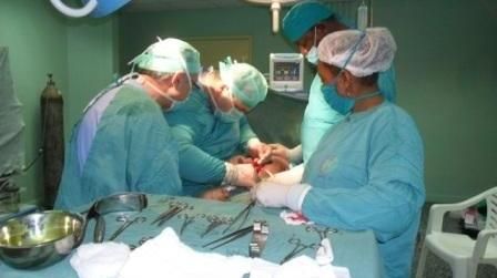 طاقم طبي يجري عملية جراحية طاقم طبي يجري عملية جراحية