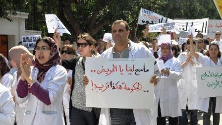 أطباء يجتجون أطباء يجتجون