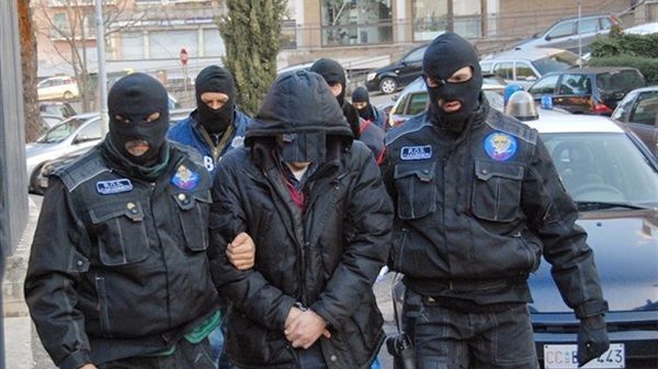 الشرطة الإيطالية تعتقل الشرطة الإيطالية تعتقل