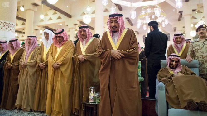 بالصور الملك السعودي يبكي في جنازة شقيقه Www Le360 Ma