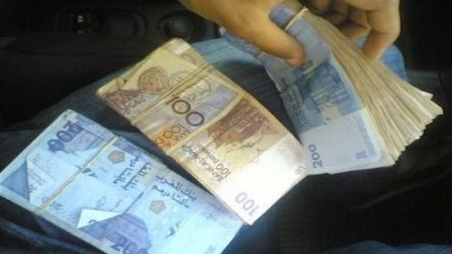 بالفيديو مغربي يسرق حقيبة أموال ومجوهرات وهذا ما فعله بها Www Le360 Ma