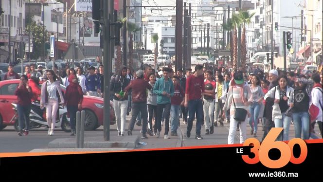 غلاف فيديو - تلاميذ الدارالبيضاء يحتجون في الشارع للمطالبة بإلغاء الساعة الإضافية غلاف فيديو - تلاميذ الدارالبيضاء يحتجون في الشارع للمطالبة بإلغاء الساعة الإضافية