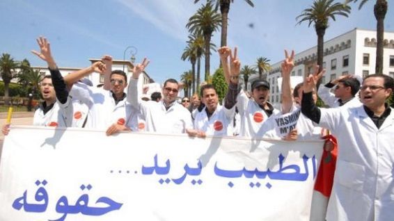 وقفة احتجاجية لأطباء وقفة احتجاجية لأطباء