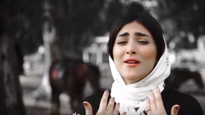 بالصور أمينة كرم تنزع ما تبقى من غطاء شعرها Www Le360 Ma