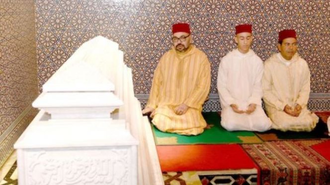 الملك يترحم على روح جده الملك يترحم على روح جده