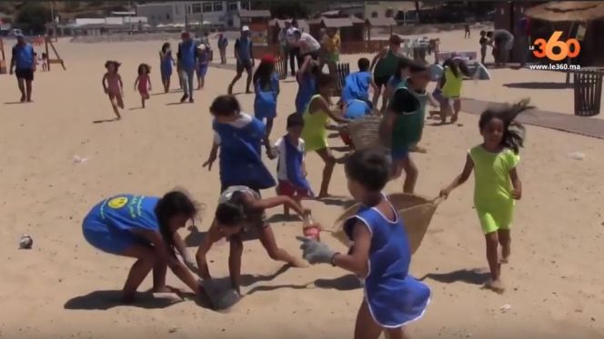 أطفال ينظفون شاطئ طنجة أطفال ينظفون شاطئ طنجة