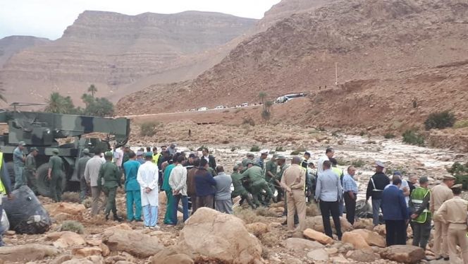 صورة لحادث انقلاب حافلة لنقل المسافرين جراء فيضان "واد دمشان" بإقليم الرشيدية صورة لحادث انقلاب حافلة لنقل المسافرين جراء فيضان "واد دمشان" بإقليم الرشيدية