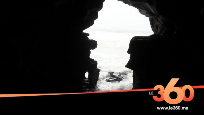 Cover Vidéo - الأمواج العاتية تضرب مغارة هرقل وشواطئ طنجة Cover Vidéo - الأمواج العاتية تضرب مغارة هرقل وشواطئ طنجة