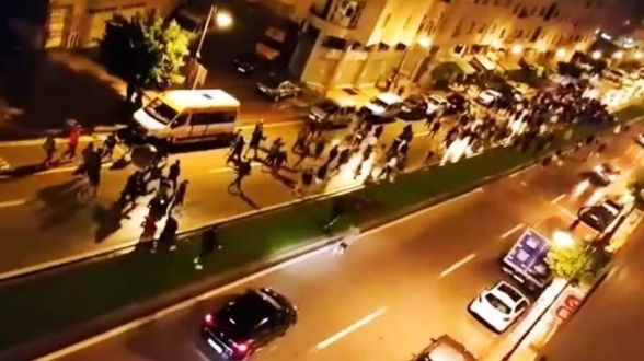 مشاهد صادمة لمغاربة خرجوا للشوارع رغم حالة الطوارئ الصحية المُعلنة مشاهد صادمة لمغاربة خرجوا للشوارع رغم حالة الطوارئ الصحية المُعلنة
