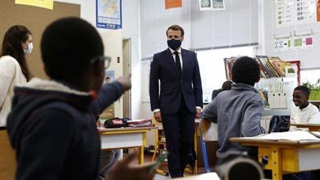الرئيس الفرنسي إيمانويل ماكرون أثناء زيارته لإحدى المدارس الرئيس الفرنسي إيمانويل ماكرون أثناء زيارته لإحدى المدارس