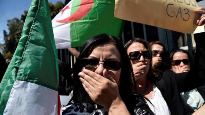 سوط القمع بالجزائر ينهال على حرية الصحافة سوط القمع بالجزائر ينهال على حرية الصحافة