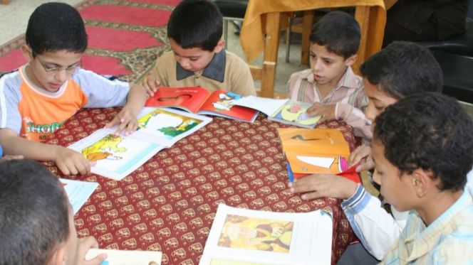 أطفال يقرأون أطفال يقرأون